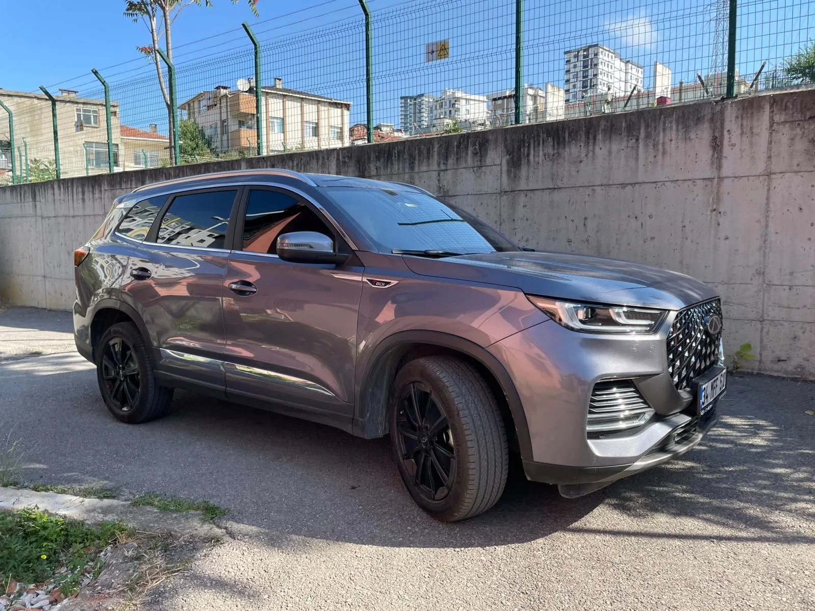 Gri SUV ön cam filmi görünümü