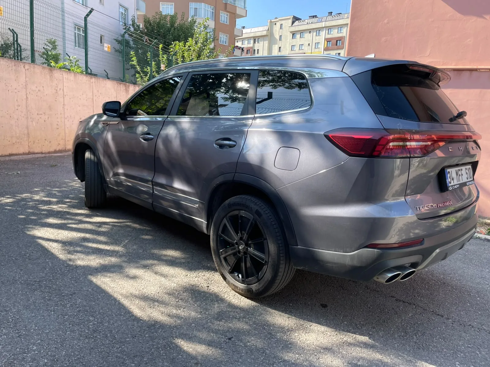 Cam filmi uygulanmış gri SUV arka açı