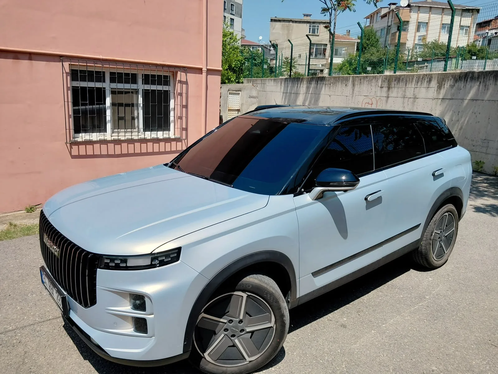 Güneş kontrol cam filmi uygulanmış beyaz SUV