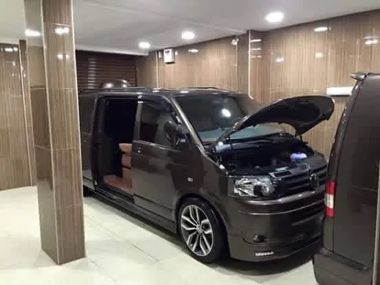 ES Garage atölyesinde cam filmi uygulaması